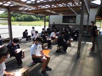 やまびこで町おこしの話を聞く生徒たち