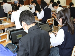 コメントを書き込んでいる様子