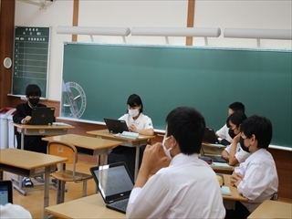 問題に添える写真を選ぶ様子