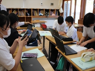 インターネットで調べた事柄を書籍で検証する様子
