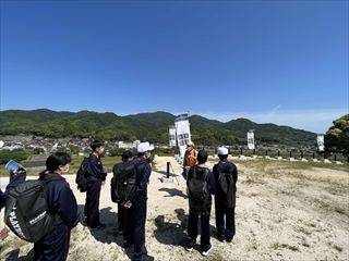 熱心に話を聞く生徒