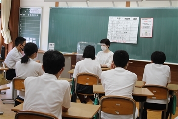 熱心に聞いている生徒たち