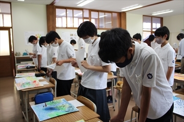 作品を鑑賞する様子