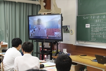 自分たちの作品の感想を聞く生徒たち