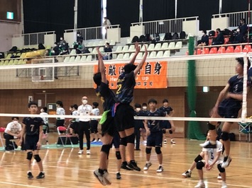 ブロックに跳ぶ選手
