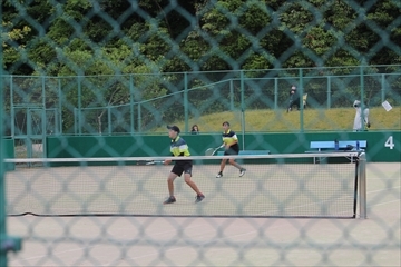 声を掛け合い試合をする様子
