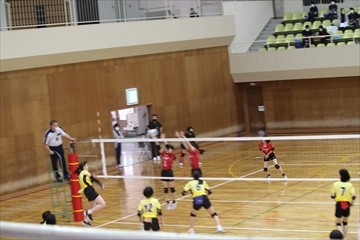 スパイクを打つ選手