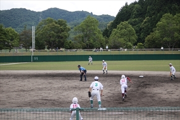 盗塁する選手
