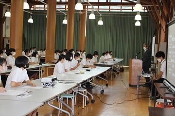 高校の校長先生のお話を聞く生徒たち