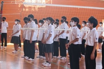 体育館での赤色の集会