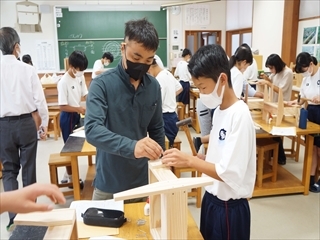 黙々と製作に取り組む様子