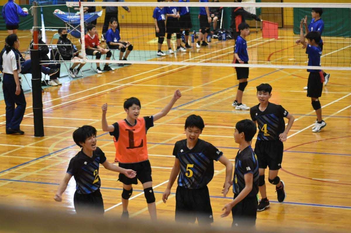 得点にガッツポーズする選手たち