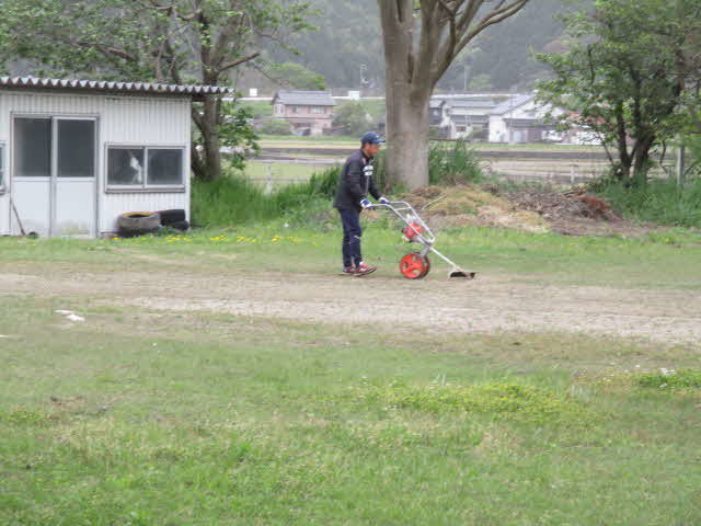 校庭の草刈り