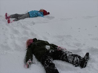 雪に寝転ぶ