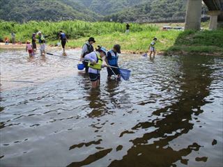 川の中に入る