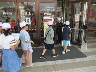 店内へゴー