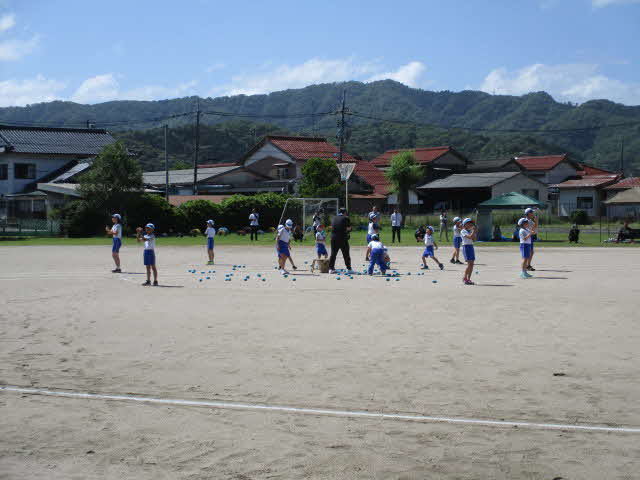 １から３年生が玉入れ