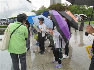 雨の中の見学