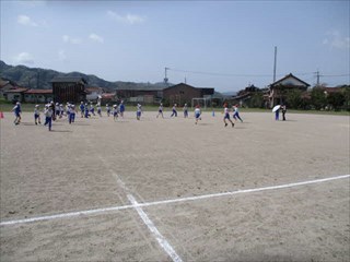 校庭で鬼ごっこ