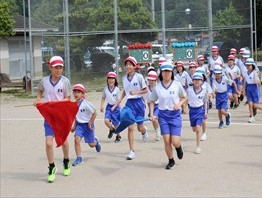駆け足で入場