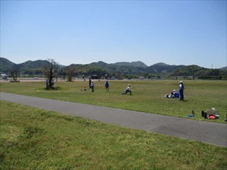 芝生の上で