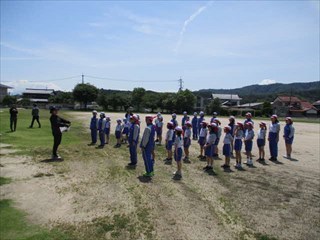 先生の話を聞く