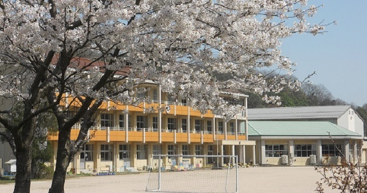 安来市立井尻小学校の校舎と桜の写真です