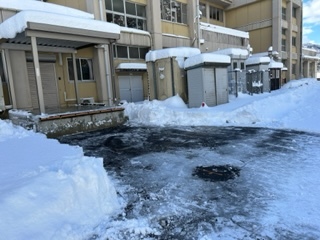 コンテナ室前の除雪