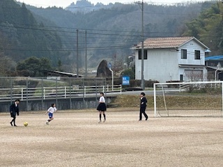 サッカーで遊ぶ様子