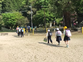 集団下校の様子です