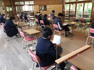 全校朝読書の様子です