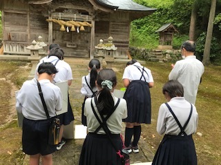 天満宮にお礼のシーン