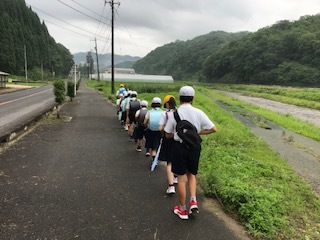 下の登校班の様子2