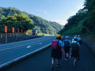 上の登校班の様子