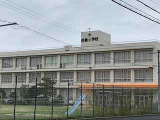 能義小学校の全景