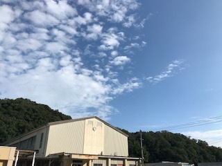 体育館の上空