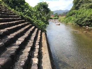 川と階段