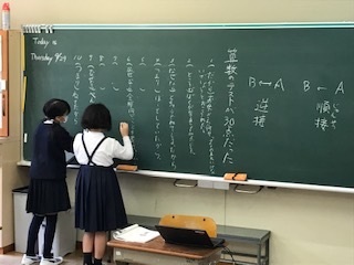 作った文を黒板に書いて発表