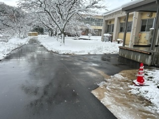 コンテナ室前の除雪