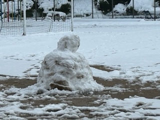 校庭の雪だるま