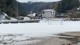 雪の校庭の写真