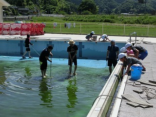 プール掃除がんばり