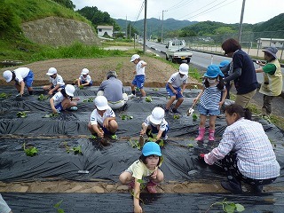 園児さんと一緒に