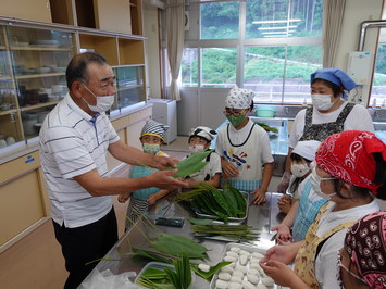 地域の講師の方に巻き方を教わりました。