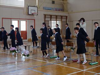 全校で歌ってお祝い