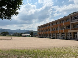 校舎の全景