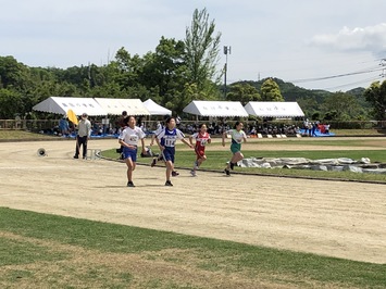 6年生女子100M決勝の様子です。