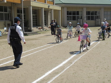 決められた道幅を自転車で通ります。