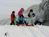 1、2年生の雪遊びの様子