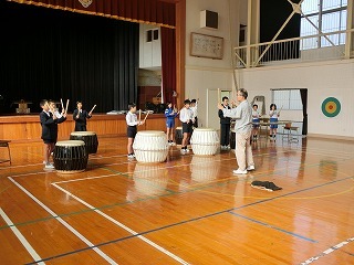 前田さんと太鼓の練習をしました